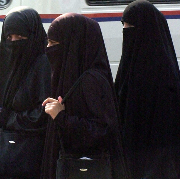 Паранджа в россии. Египет женщины в никабе. Никаб террористки. Девушки Саудовской Аравии никаб. Никаб Иран.