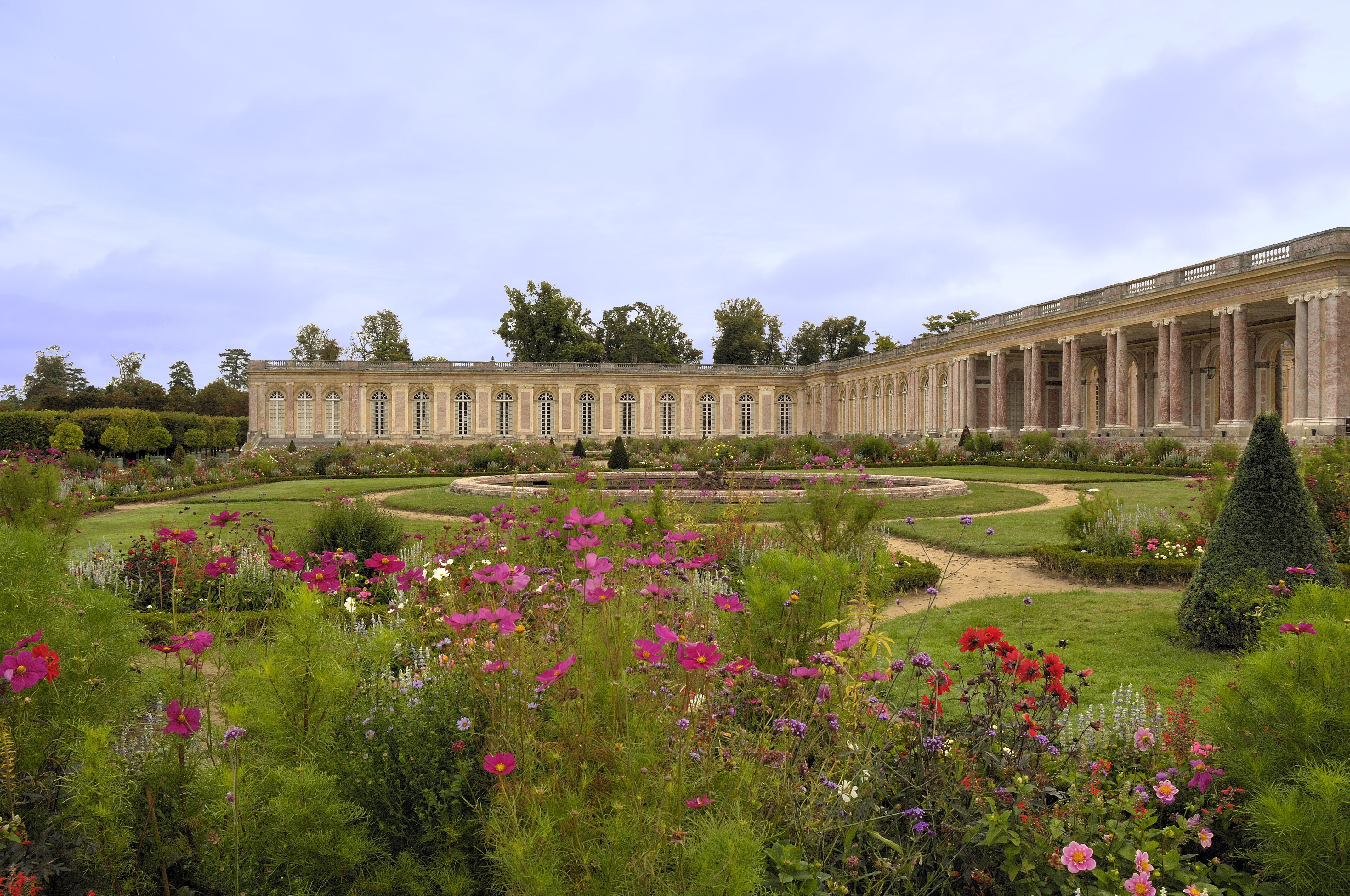Трианон версаль. Трианон Версаль Версальский парк. Дворец большой Трианон. Сад Версаля дворец малый Трианон. Большой Трианон (мраморный Трианон).
